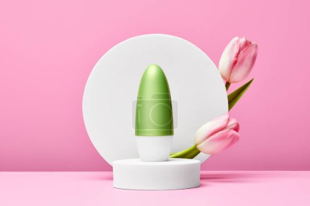 Téléchargez les photos : Déodorant sur podium rond blanc avec tulipes pastel sur fond rose. scène minimale - en image libre de droit
