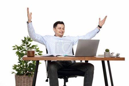 Foto de Hombre de negocios satisfecho gesticulando emocionalmente y celebrando la victoria en la oficina - Imagen libre de derechos