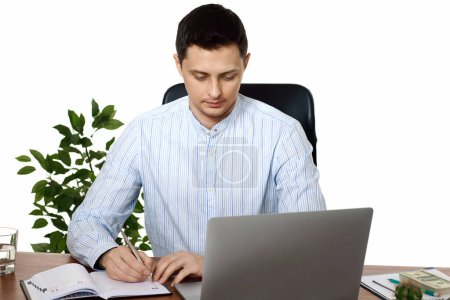 Téléchargez les photos : Homme d'affaires en chemise bleue prendre des notes, faire des études de marché de travail dans le bureau - en image libre de droit