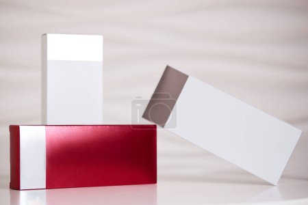 Téléchargez les photos : Boîtes blanches et rouges avec des charges. concept de soins de santé, médecine et pharmacie, maquettes - en image libre de droit