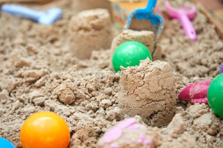 Téléchargez les photos : Bac à sable pour enfants avec divers jouets pour le jeu en journée d'été - en image libre de droit