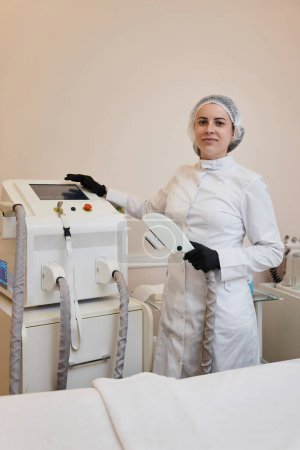 Foto de Mujer cosmetólogo médico con láser, depilación con equipos modernos - Imagen libre de derechos