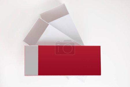 Foto de Cajas blancas y rojas con rellenos. cuidado de la salud, concepto médico y de la phapmacy, maqueta para arriba - Imagen libre de derechos