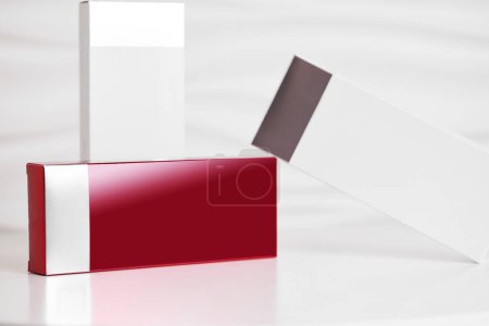 Téléchargez les photos : Boîtes blanches et rouges avec des charges. concept de soins de santé, médecine et pharmacie, maquettes - en image libre de droit