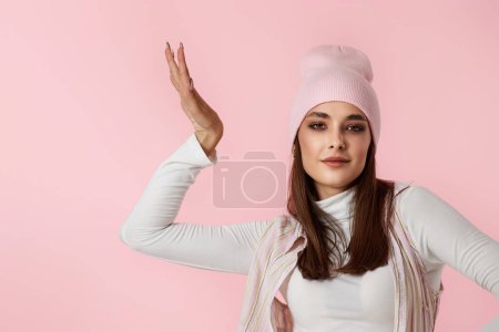 Téléchargez les photos : Portrait de jeune femme hipster en chapeau rose, chemise et jupe posant isolée sur fond rose pastel. - en image libre de droit