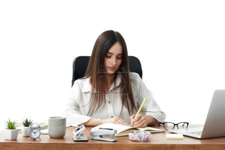 Téléchargez les photos : Belle femme d'affaires en chemise blanche prendre des notes, faire des études de marché de travail dans le bureau - en image libre de droit