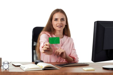 Foto de Bonita mujer de negocios con tarjeta de crédito de plástico. centrarse en la tarjeta - Imagen libre de derechos