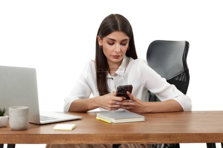 Téléchargez les photos : Belle femme d'affaires travaillant avec ordinateur portable et en utilisant le téléphone sur fond blanc - en image libre de droit