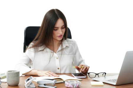 Téléchargez les photos : Attrayant femme d'affaires en utilisant le téléphone dans le bureau - en image libre de droit