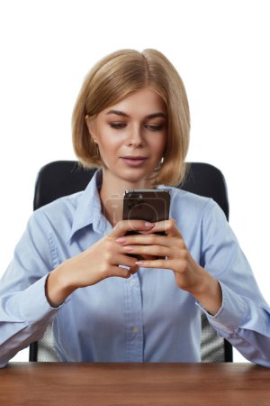 Téléchargez les photos : Jolie femme d'affaires blonde en utilisant le téléphone dans le bureau - en image libre de droit