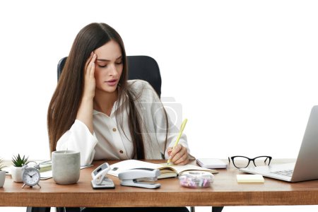 Foto de Triste mujer de negocios infeliz leyendo malas noticias en el ordenador portátil PC y pensando en los problemas en la oficina - Imagen libre de derechos