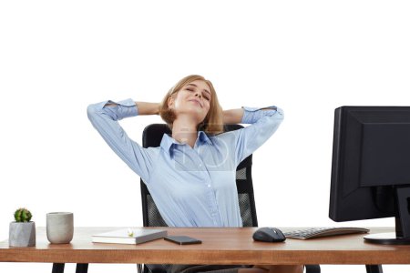 Foto de Mujer de negocios rubia satisfecha cogida de la mano detrás de la cabeza, sentada en la silla a la mesa y descansando en la oficina - Imagen libre de derechos