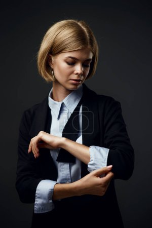 Téléchargez les photos : Femme d'affaires blonde à la mode sur fond noir - en image libre de droit