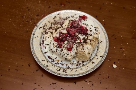 Téléchargez les photos : Fromage cottage dessert, framboises et pépites de chocolat sur une assiette - en image libre de droit