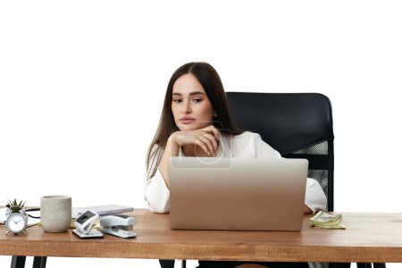 Téléchargez les photos : Belle femme d'affaires utilisant un ordinateur portable pour le travail en ligne à la table - en image libre de droit