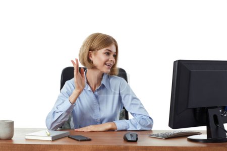 Téléchargez les photos : Femme d'affaires blonde parlant sur appel vidéo au client, assis sur la chaise au bureau - en image libre de droit