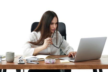 Téléchargez les photos : Belle femme d'affaires utilisant un ordinateur portable pour le travail en ligne - en image libre de droit