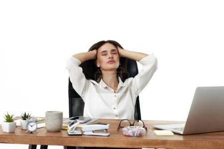 Foto de Disgustada mujer de negocios infeliz leyendo malas noticias en el ordenador portátil PC y pensando en los problemas en la oficina - Imagen libre de derechos