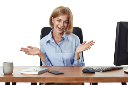 Téléchargez les photos : Femme d'affaires heureuse gestionnaire écarté les mains latéralement et souriant au bureau. surpris de vous voir - en image libre de droit