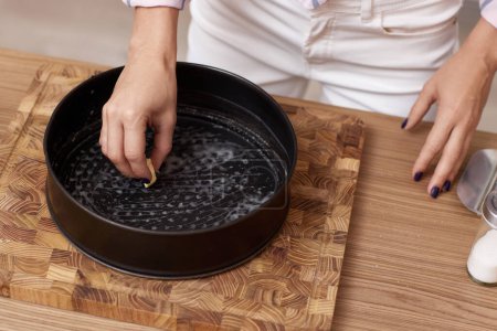 Téléchargez les photos : Mains féminines préparant tarte sur table, vue du dessus - en image libre de droit