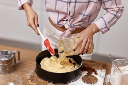 Téléchargez les photos : Mains féminines cuisson dans la cuisine moderne blanche - en image libre de droit