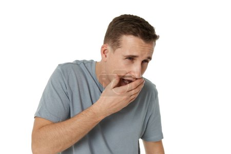 Foto de Hombre caucásico sufre dolor de garganta y tos sobre fondo blanco - Imagen libre de derechos