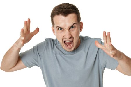 Foto de Molesto hombre barbudo enojado gritando sobre fondo blanco del estudio - Imagen libre de derechos