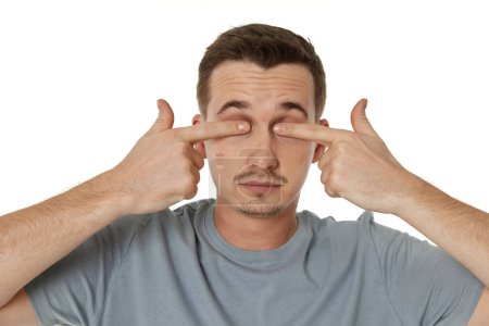 Foto de Hombre cubriendo los ojos con las manos sobre fondo blanco - Imagen libre de derechos