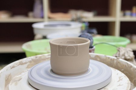 Foto de Taza de cerámica en la rueda de cerámica, Primer plano - Imagen libre de derechos