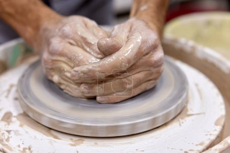 Foto de Hombre haciendo una taza de maceta de barro en la rueda de cerámica, Primer plano - Imagen libre de derechos