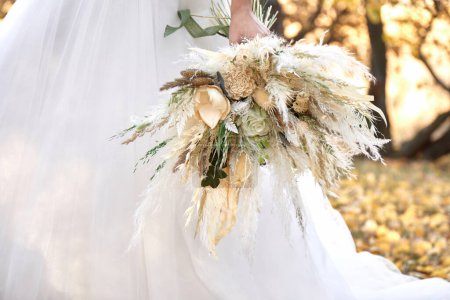 Foto de Manos de la novia sosteniendo hermoso ramo de otoño - Imagen libre de derechos