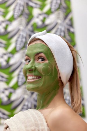 Foto de Hermosa mujer con máscara de alginato verde en la cara - Imagen libre de derechos