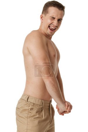 Foto de Joven mostrando su bíceps sobre fondo blanco - Imagen libre de derechos