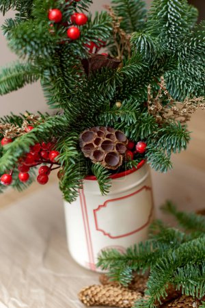 Téléchargez les photos : Décorations de Noël maison sur la table. Bouquet de Noël en vase - en image libre de droit