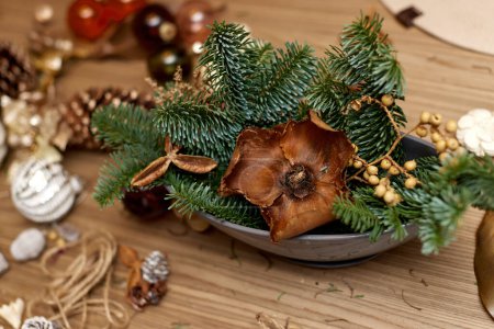 Téléchargez les photos : Artisanat maison outils de Noël et décorations sur la table - en image libre de droit