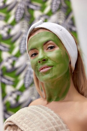 Foto de Hermosa mujer con máscara de alginato verde en la cara - Imagen libre de derechos