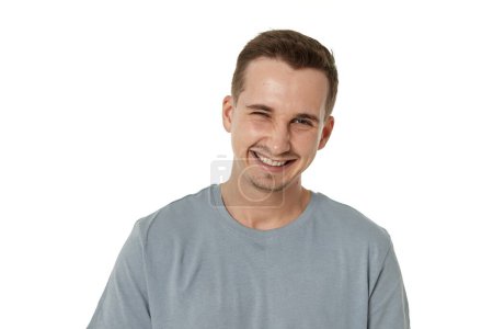 Téléchargez les photos : Portrait de jeune homme souriant sur fond blanc - en image libre de droit
