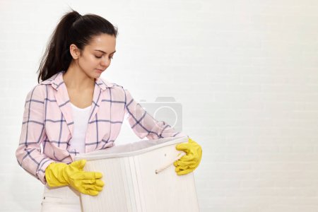 Foto de Mujer está sosteniendo cesta con lavandería, espacio para copiar - Imagen libre de derechos