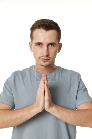 Foto de Oración, hombre de oración con las manos en meditación sobre fondo blanco - Imagen libre de derechos