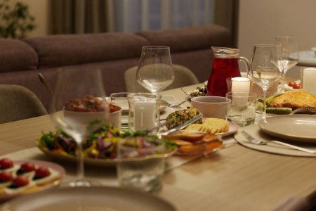 Foto de Mesa servida para cena festiva en salón - Imagen libre de derechos