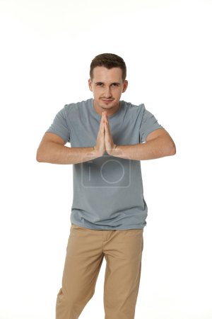 Foto de Oración, hombre de oración con las manos en meditación sobre fondo blanco - Imagen libre de derechos