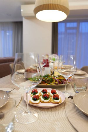 Foto de Mesa servida para cena festiva en salón - Imagen libre de derechos
