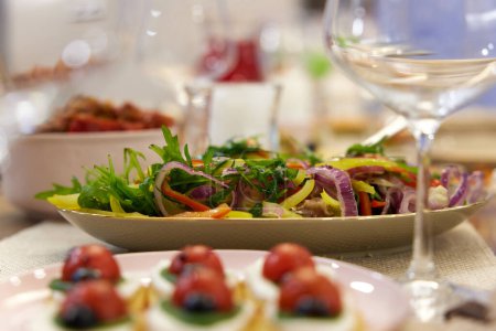 Foto de Galleta de insectos con queso crema y tomate en la mesa festiva - Imagen libre de derechos