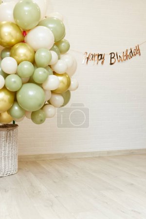 Foto de Muchos globos blancos verdes y dorados y textos dorados Feliz Cumpleaños, fiesta incluso - Imagen libre de derechos