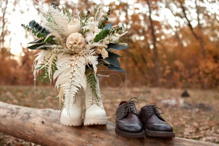 Téléchargez les photos : Chaussures mariée et marié, bouquet de mariage en plein air. concept de mariage - en image libre de droit