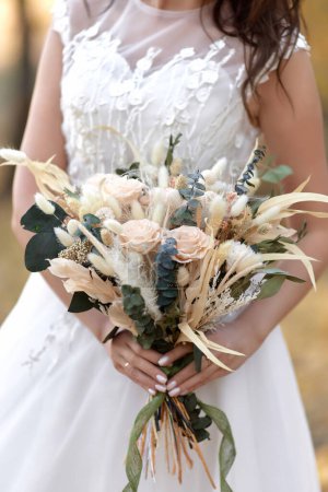 Téléchargez les photos : Mains de la mariée tenant beau bouquet d'automne en plein air - en image libre de droit