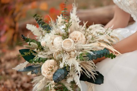 Téléchargez les photos : Mains de la mariée tenant beau bouquet d'automne en plein air - en image libre de droit