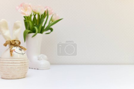 Foto de Ramo de tulipanes y conejito de Pascua sobre mesa blanca. espacio de copia - Imagen libre de derechos