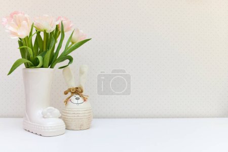 Téléchargez les photos : Bouquet de tulipes et lapin de Pâques sur table blanche. espace de copie - en image libre de droit
