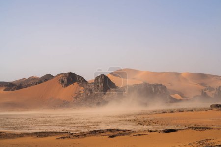 Blick in die Sahara von Tadrart rouge tassili najer in Djanet City, Algerien. Bunter orangefarbener Sand, felsige Berge
